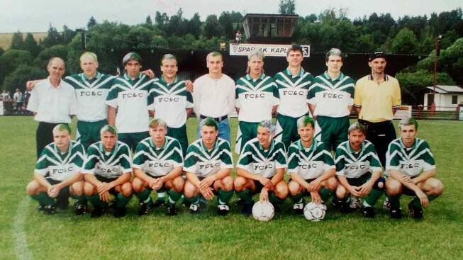 Tým Spartaku Kaplice před posledním utkáním sezony 1998/99, po kterém slavil zlato v krajském přeboru a postup do divize.
