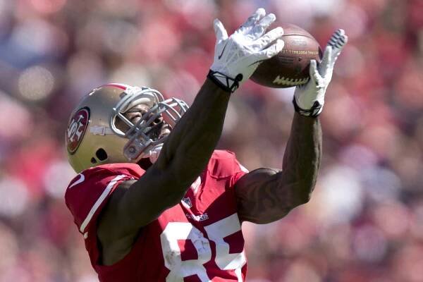 Vernon Davis and the 49ers take on the game Seahawks on Sunday.
