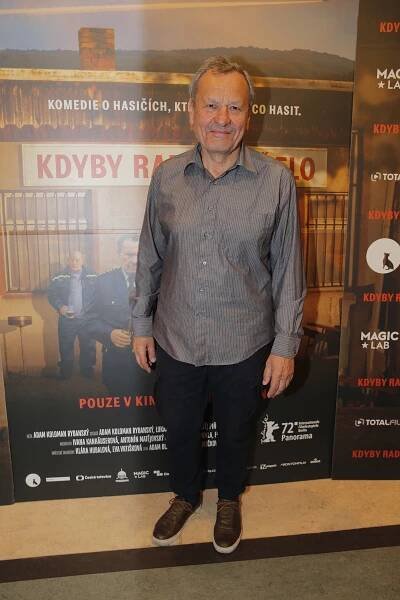 Herci Miroslavu Krobotovi nelze upřít, že snaha byla. Provedení ale trochu pokulhává. Košili by měl mít šitou na míru, kalhoty s bočními kapsami se hodí spíše na ryby a boty do parku se psem. Chápeme ale, že na módě nelpí, a proto ho nebudeme trápit. 
