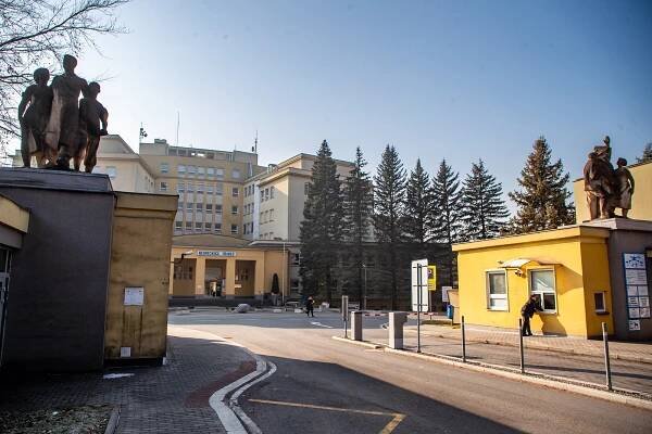Razie v třinecké nemocnici: Sosnu obsadili policisté, odvedli ředitele Veverku