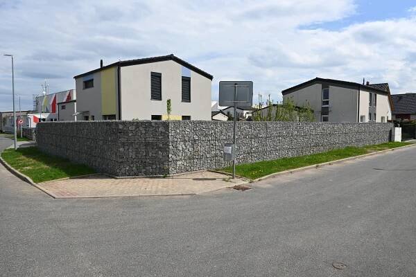 Gabionový plot - RD Nehvizdy - GabionyHappy.cz