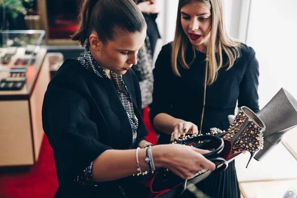 Galerie: Christian Louboutin otevřel v Praze svůj první butik | Elle.cz