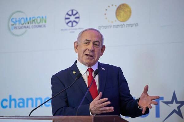 Premier Izraela Benjamin Netanjahu przemawia do publiczności na konferencji w Jerozolimie, 27 lipca 2025 r.