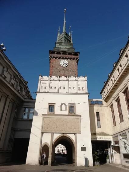 pohľad na Zelenú bránu zo strany pred námestím