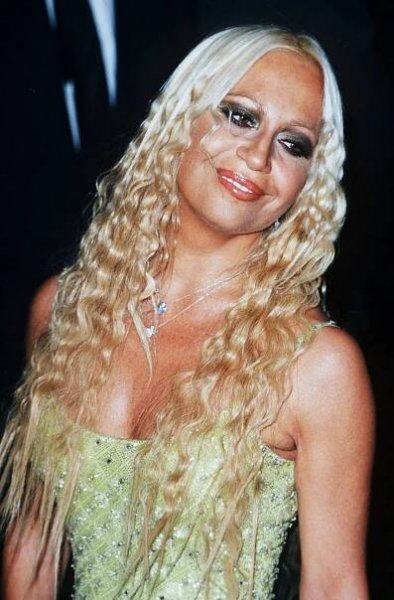 Donatella Versace končí ve vedení značky: Jak šel čas s návrhářskou legendou?