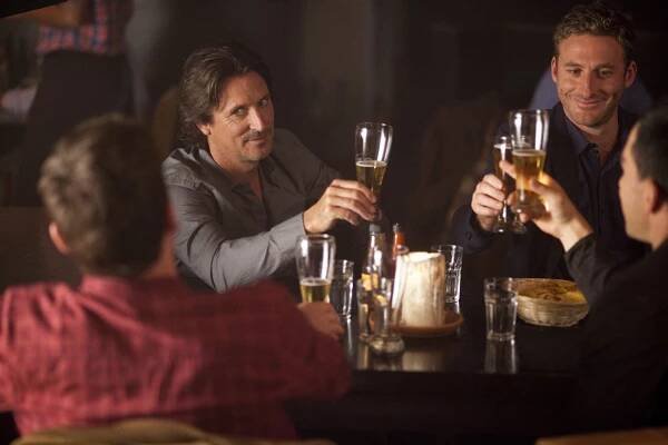 The Almighty Johnsons - Bergerbar - Z filmu - Timothy Balme, Dean O'Gorman