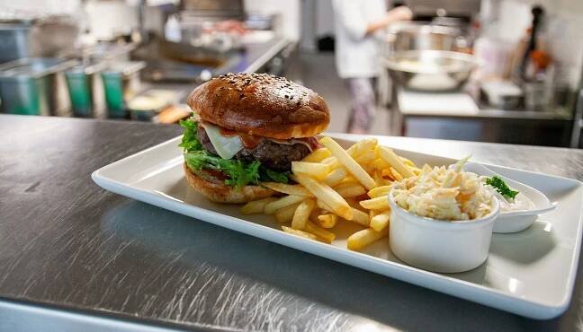 Hovězí burger s hranolky, tatarkou a domácím coleslawem z polední nabídky.