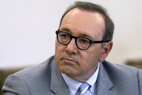 Herca Kevina Spaceyho obvinili zo sexuálneho napadnutia troch mužov