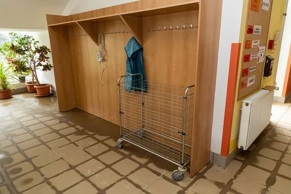Aby se mohli lidé brzy vrátit. V poničeném domově ve Vážanech pomáhá, kdo může