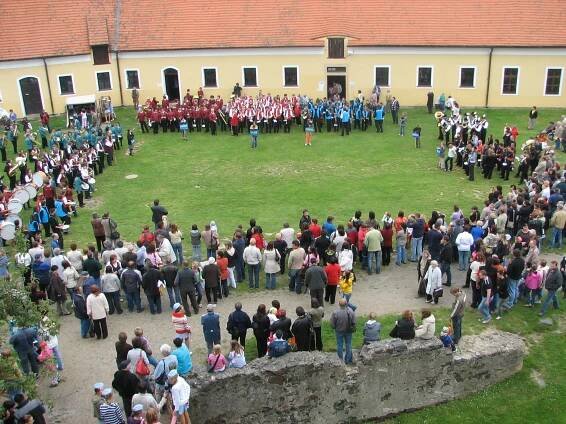 Švihovské hudební léto na nádvoří hradu, | www.sermiri.cz