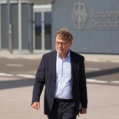 Bundesaußenminister Johann Wadephul (CDU) kommt vor dem Abflug nach Bangalore auf dem militärischen Teil des Flughafens Berlin-Brandenburg (BER) an und geht zum Flugzeug. 
