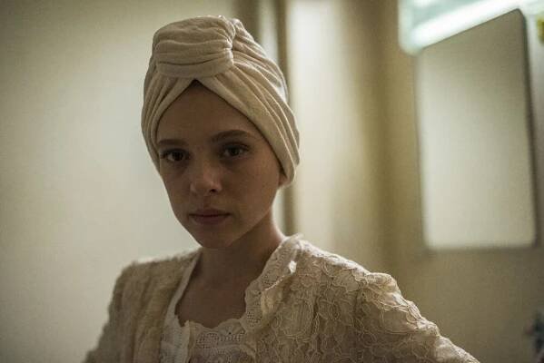 Neortodoxní: Esther žila v domluveném manželství. Utekla od manžela i z přísné židovské komunity - Netflixer