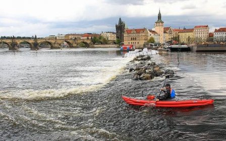 Parádní vodácký výlet. Na splutí Vltavy v Praze si klidně vezměte dva dny