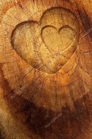 Láska text na dřevěné pozadí