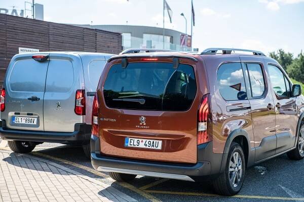 Malé elektrické dodávky: První jízda s vozy Peugeot, Citroën a Opel - Flotila