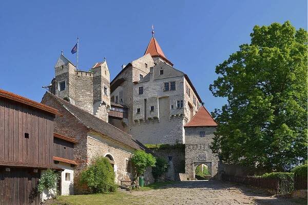 Pernštejn_web – Sluňákov