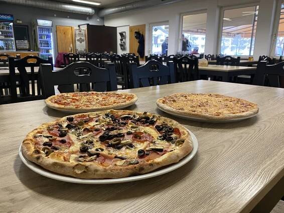 2,3 či rovnou 4 pizzy dle výběru v Pardubicích: šunka, slanina, jalapeños i tvarůžky či BBQ