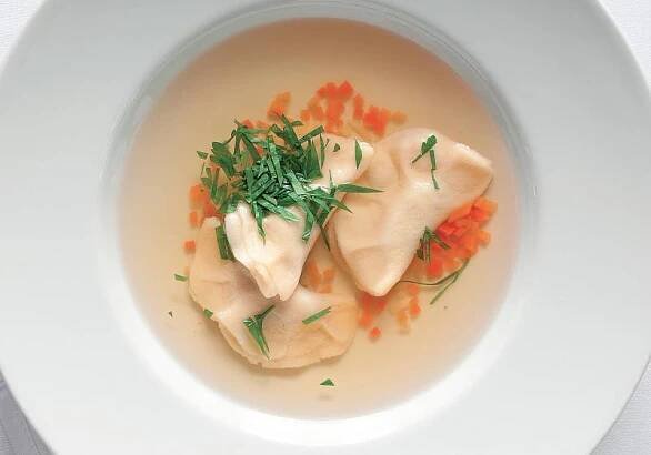 Hovězí consommé s játrovými raviolami