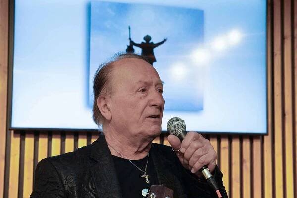 Petr Janda si k jubileu nadělil sólové album s názvem Asi se mi nebude chtít