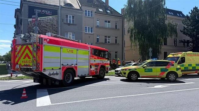 Vážná nehoda v Opavě. Auto se srazilo s policejním vozem, odnesl to chodec
