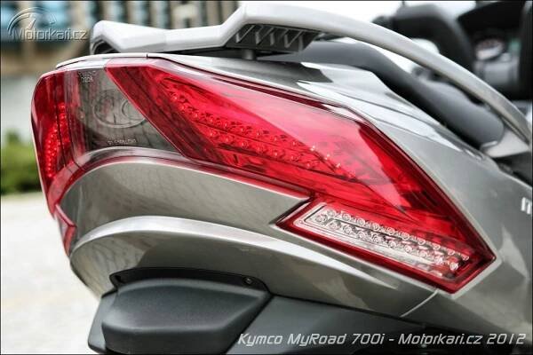 Kymco MyRoad 700 vs Yamaha Tmax 530 vs Aprilia SRV 850 | Motorkáři.cz