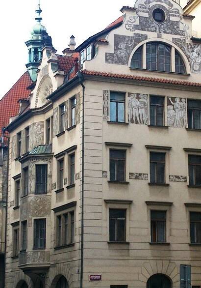 Nařízení o vystěhování studentů z kolejí zvedlo vlnu nevole, vláda posléze povolila výjimky