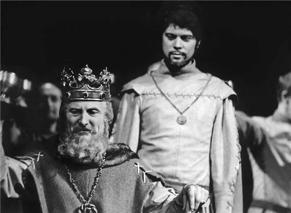 Macbeth - 04.06.1969, Josef Mixa (Duncan), Martin Štěpánek (Malcolm) Foto: Jaromír Svoboda