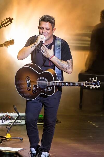 Soubor:Alejandro Sanz - Cap Roig 2016.jpg – Wikipedie