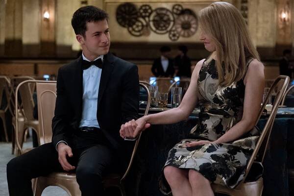 Proč? 13x proto - Ples - Z filmu - Dylan Minnette, Amy Hargreaves