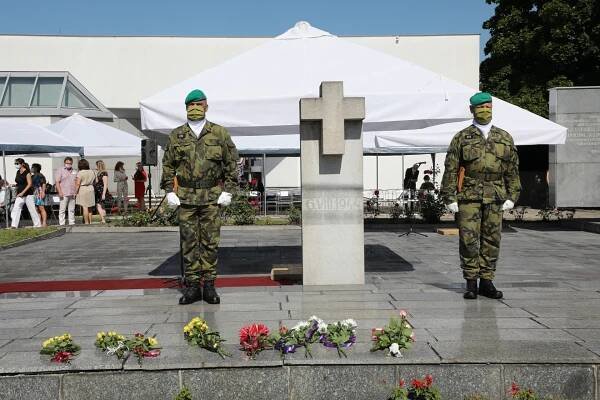 Z důvodu hygienických opatření šíření onemocnění Covid-19 se letos pieta konala pouze v omezeném režimu.