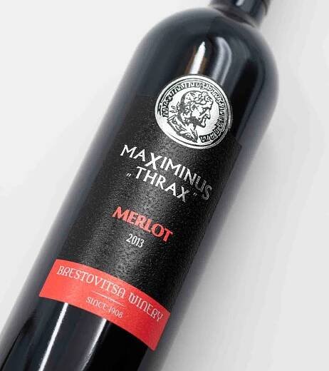 Detail bulharského vína Maximinus Thrax Merlot Brestovitsa