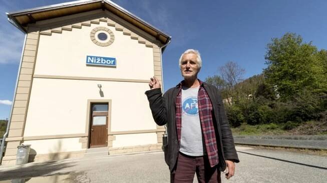 Tomáš Hanák v Nižboru, kde žije a má restauraci na nádraží.
