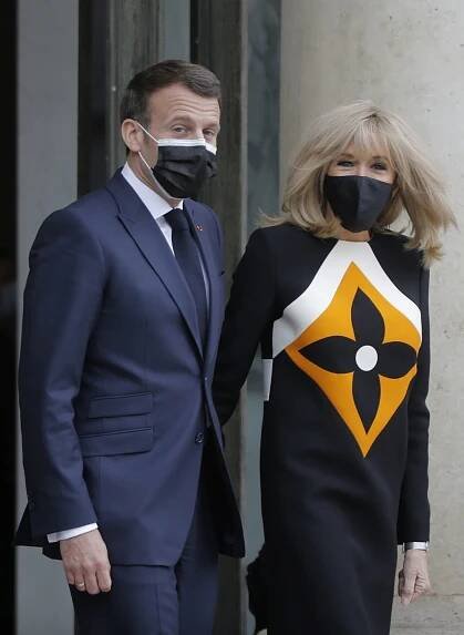 Emmanuel Macron a jeho manželka Brigitte...