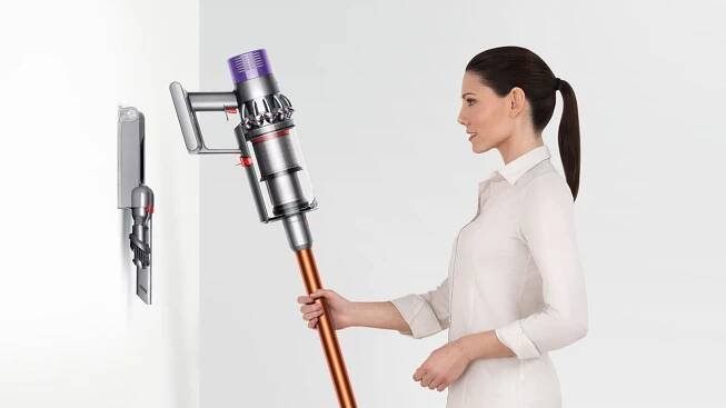 Tyčový vysavač Dyson V10 Absolute 2023 - s kosmetickou vadou - 12 měsíců… | DATART