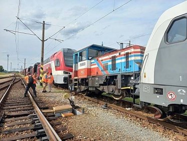 Fotogalerie: Nehoda dvou vlaků na zkušebním okruhu Výzkumného ústavu železničního (VUZ) ve...