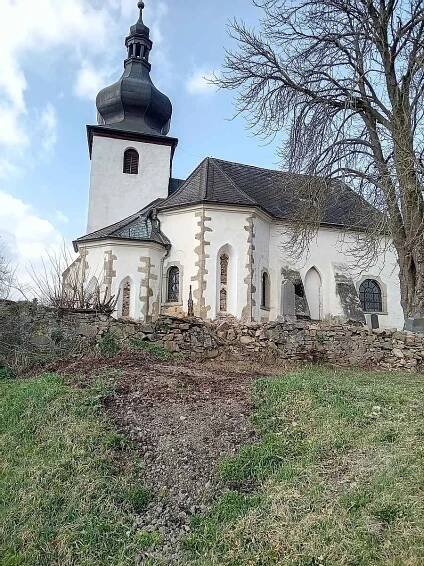 Na nebezpečí u chátrajícího hřbitova ve Starém Sedle již upozorňuje cedule, u zbořené hradby je také malý dřevěné plůtek a další výstražná cedule. Okolí hradby je vyčištěné.