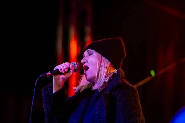 Koncert Báry Basikové nadchl posluchače. Náměstí v Hranicích bylo plné