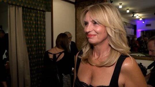 Za dva roky oslaví 60. narozeniny a vypadá parádně. Skvěle vypadající Ivana Chýlková vystavila dekolt v pořádně sexy šatech
