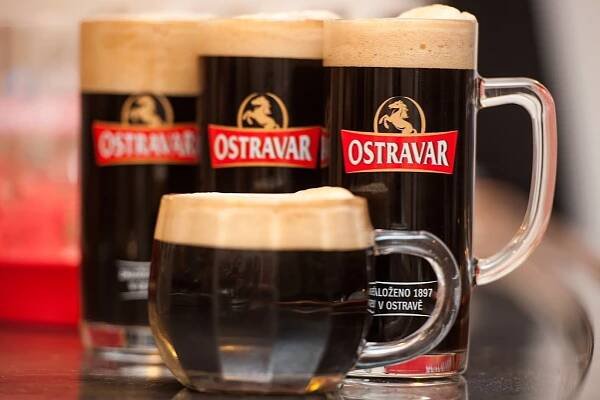 Černá Barbora: Ostravar uvařil na léto černé pivo pro chlapy