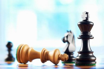 Bílý král vyhrává šachy hra Sépiový tón — Stock fotografie