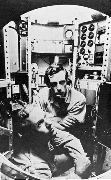 Dvoučlenná posádka ve složení poručík Don Walsh (dole) a Jacques Piccard (uprostřed) uvnitř batyskafu Trieste
