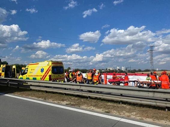 FOTO: Dva autobusy se střetly při nehodě na D2 poblíž Brna. – stránka 9