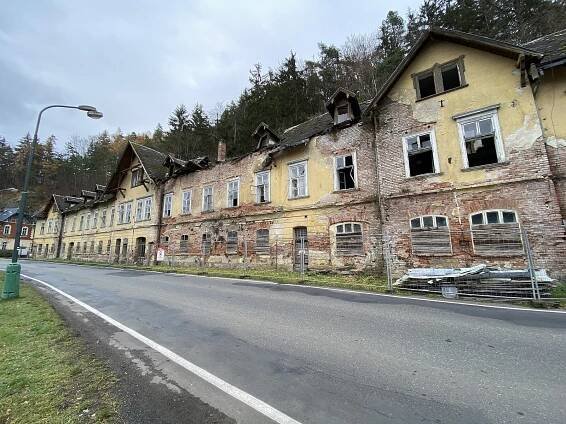 Záchrana lázeňského areálu v Kyselce pokračuje, jídelna má nové krovy