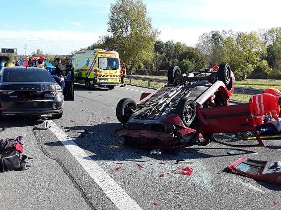 Pět aut se srazilo na dálnici D1 u Vyškova, pro zraněnou osobu přiletěl vrtulník | POŽÁRY.cz - ohnisko žhavých zpráv | hasiči