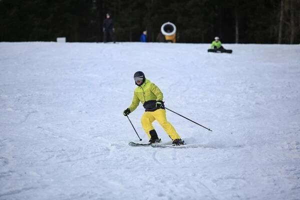 Harusův kopec u Nového Města na Moravě o víkendu ožil lyžaři | Vysočina-news.cz