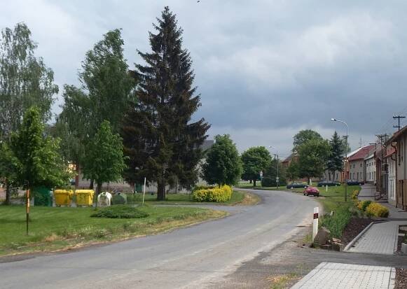 Soubor:Radkovy, náves (1).JPG – Wikipedie