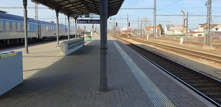 Nádraží České Budějovice a nástupiště u koleje 8