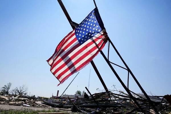 FOTO: Tornádo se v USA prohnalo městem, zlomilo tři větrné turbíny