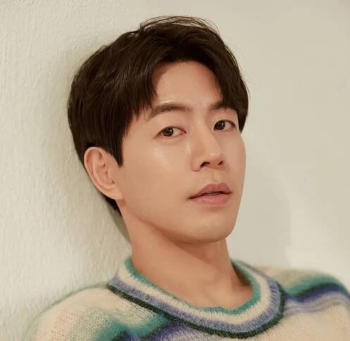 Lee Sang Yoon má štěstí při výběru projektů a díky seriálu One the Woman rozmlouval s Honey Lee o školních letech