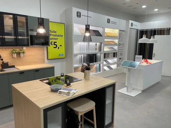 Innenraum eines IKEA Planungsstudios mit Arbeitsplatten-, Fronten- und Griffmustern sowie moderner Küchenausstellung.